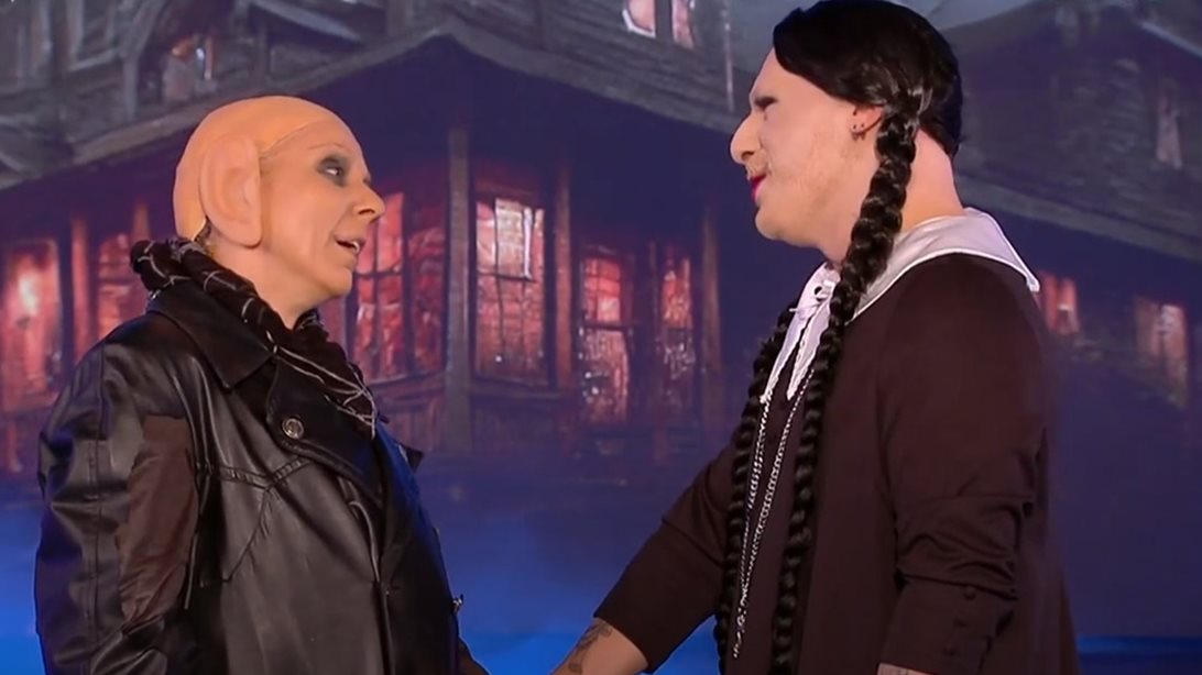 Video of the day | Η επική μεταμφίεση του Νίκου Μουτσινά και της "Βάνιας" για το Halloween