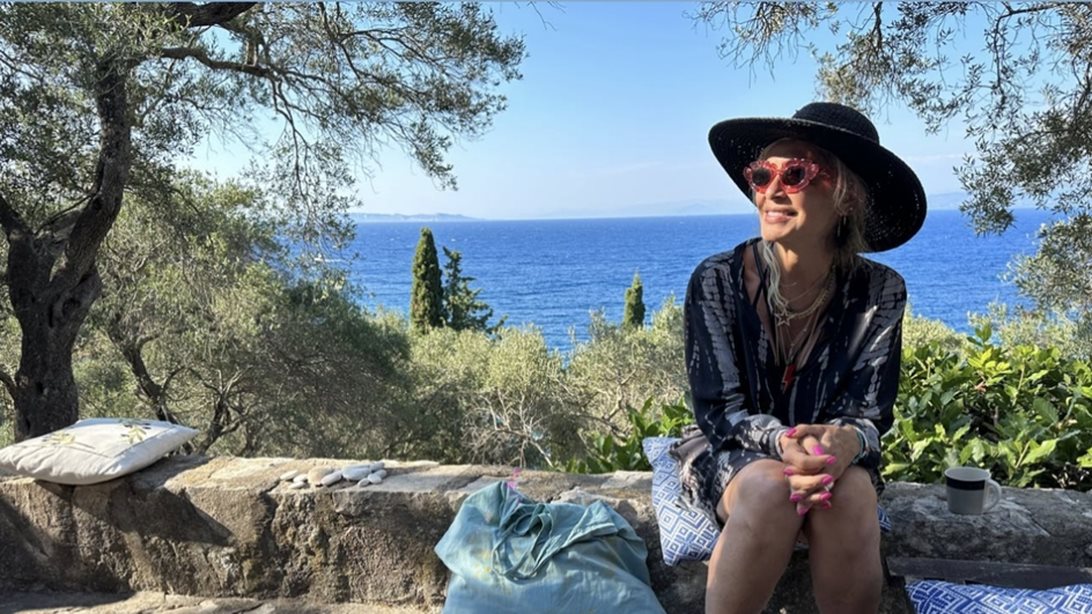 Άννα Βίσση | Το άλμπουμ από τις διακοπές της στους Παξούς και η συνάντηση με τον Χριστόφορο Παπακαλιάτη