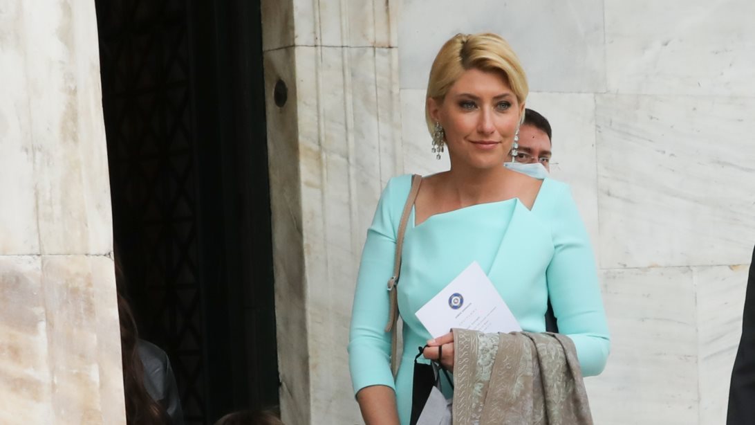 H Σία Κοσιώνη πιο εντυπωσιακή από ποτέ με τον μικρό Δήμο Μπακογιάννη στο πλευρό της