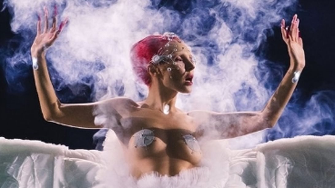 Αυτό που κάνει η Τάμτα στο Smut δεν θα το δεις πουθενά αλλού!