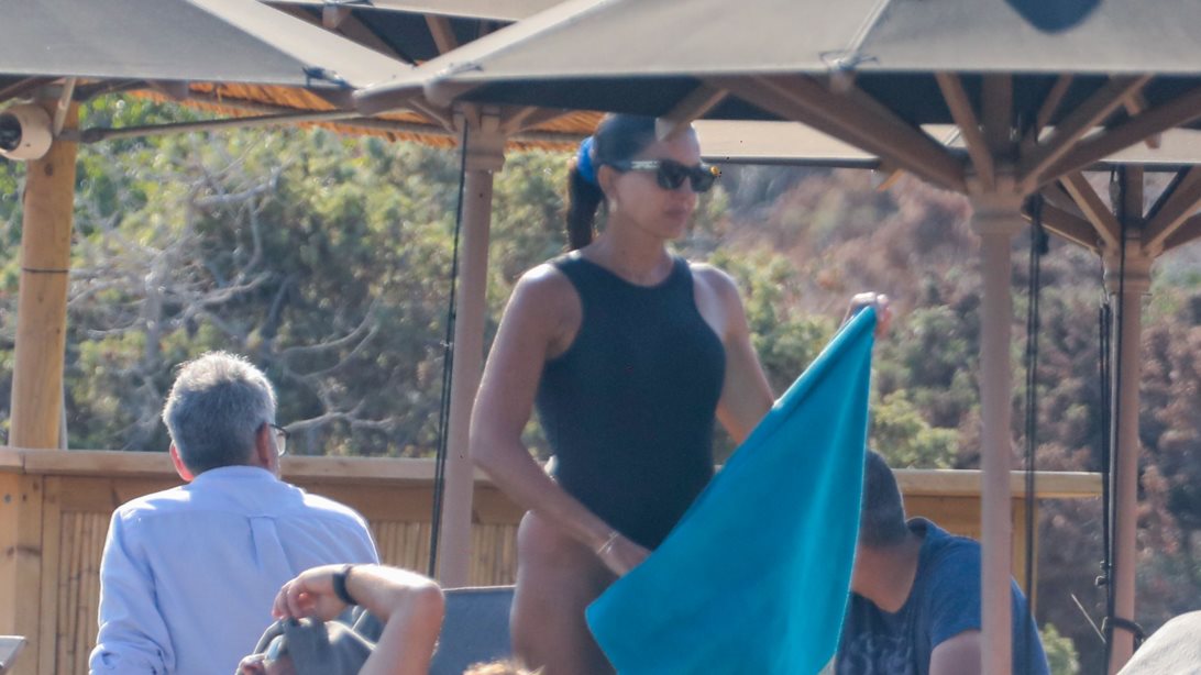 Η Σταματίνα Τσιμτσιλή σε καλοκαιρινές στιγμές με τα παιδιά της στην Πάρο