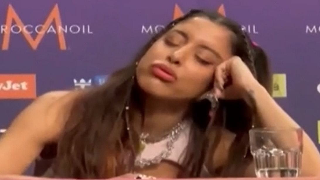 Οι γκριμάτσες και τα χασμουρητά της Μαρίνας Σάττι στη συνέντευξη Τύπου την ώρα που μιλούσε το Ισραήλ