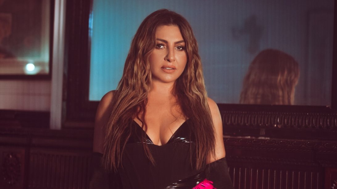 Η Έλενα Παπαρίζου πιο sexy από ποτέ στο νέο clip για το "Δε μου τα λέει καλά"