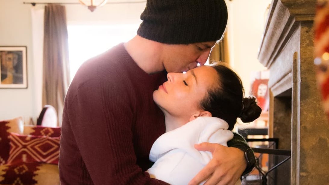 Ο Σάκης Ρουβάς κάνει ερωτική εξομολόγηση στην Κάτια Ζυγούλη ποζάροντας στην αγκαλιά της