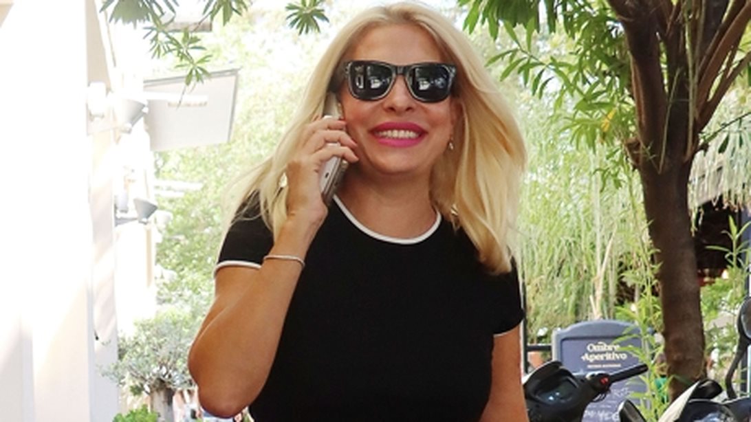 Η Ελένη Μενεγάκη σε σπάνια εμφάνιση στο κέντρο της Αθήνας - Δείτε τις φωτογραφίες