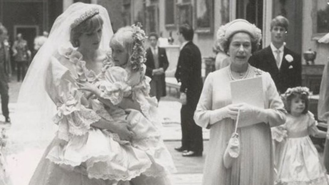 Η "εντολή" της βασίλισσας Ελισάβετ προς την Νταϊάνα: Τι της ψιθύρισε πάνω στο μπαλκόνι του Μπάκιγχαμ