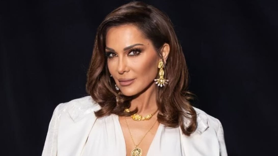 Η στιγμή που η δήμαρχος του Τσεσμέ ζητά από το κοινό να ηρεμήσει: &quot;Μην γιουχάρετε τη Δέσποινα Βανδή, να της γίνει μάθημα&quot;