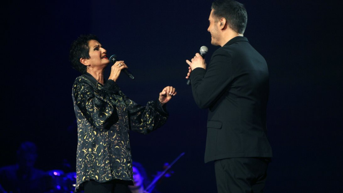 Ο Μιχάλης Χατζηγιάννης και η Άλκηστις Πρωτοψάλτη τα δίνουν όλα στη σκηνή του "Christmas Theater"