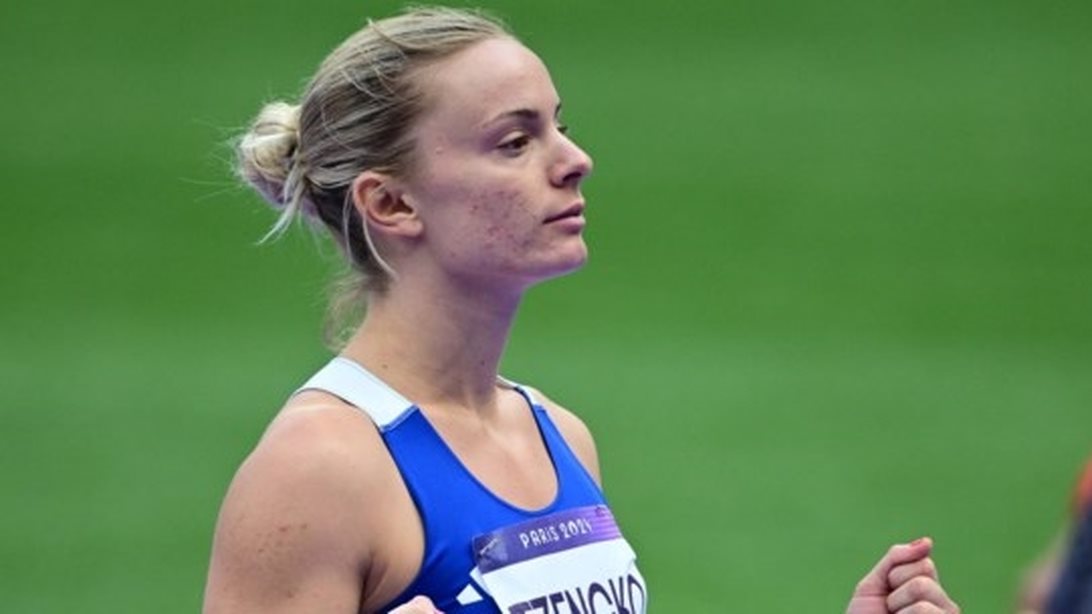 Ολυμπιακοί Αγώνες 2024 | Στον τελικό του ακοντισμού με σπουδαία ρίψη η Τζένγκο -  Επεσε στην αγκαλιά του προπονητή της