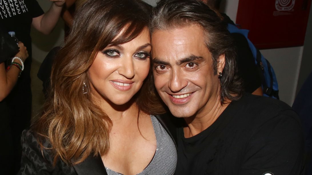 Ο Διονύσης Σχοινάς φωτογραφίζει την Καίτη Γαρμπή στην πισίνα δίχως ίχνος μακιγιάζ