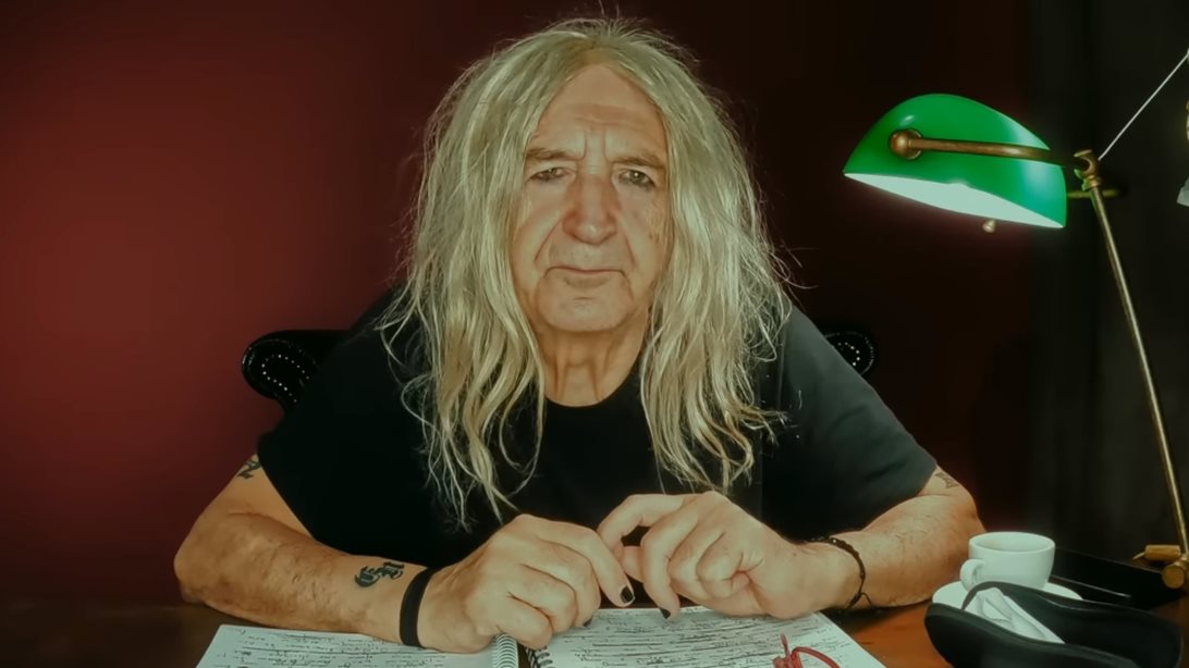 Νίκος Καρβέλας: "Η φτώχεια είναι αρρώστια, θα θεραπευτεί αν γκρεμίσουμε τις εκκλησίες"