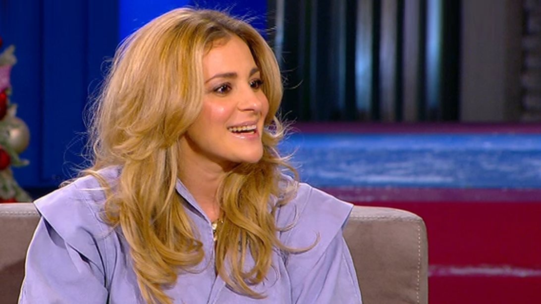 Η Νατάσσα Μποφίλιου σε μία εμφάνιση- έκπληξη στον Νίκο Μουτσινά