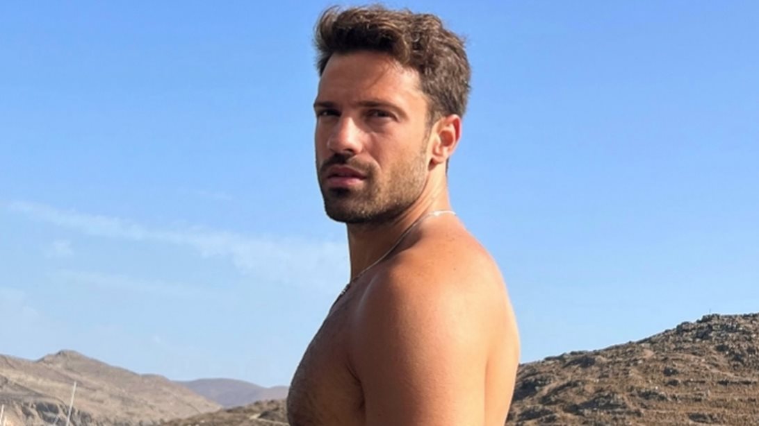 Eye candy | Ο Κωνσταντίνος Αργυρός ποζάρει μόνο με το μαγιό του και ανεβάζει τη θερμοκρασία!