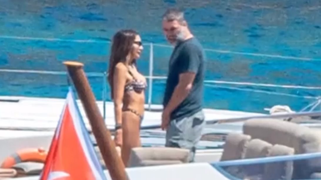 Οι διακοπές της Δέσποινας Βανδή και του Βασίλη Μπισμπίκη σε θαλαμηγό στην Μύκονο