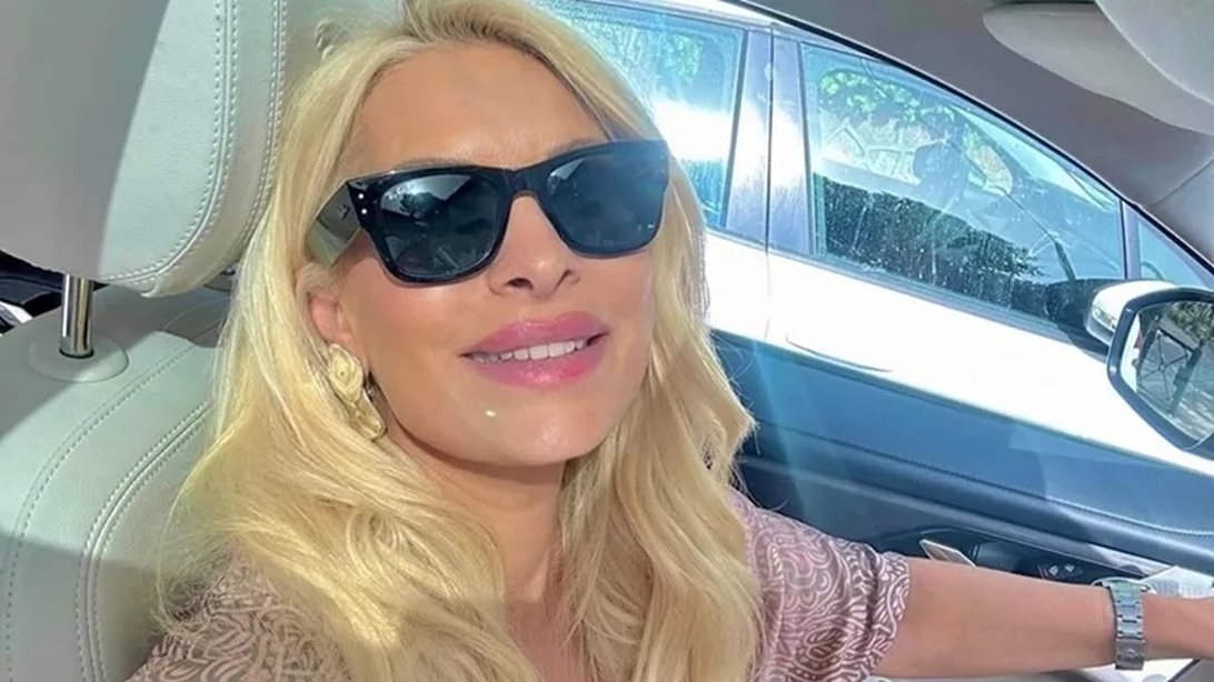 Η Ελένη Μενεγάκη πιο όμορφή από ποτέ μέσα στο αμάξι της: "Να μας χαίρεστε"