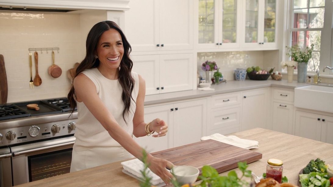 H Meghan Markle μας βάζει στην κουζίνα του σπιτιού της για τις ανάγκες της νέας της σειράς