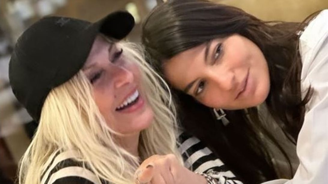 Η Δήμητρα Κούστα με δαντελένια αποκαλυπτική δημιουργία στο πλευρό της Άννας Βίσση στο Παρίσι