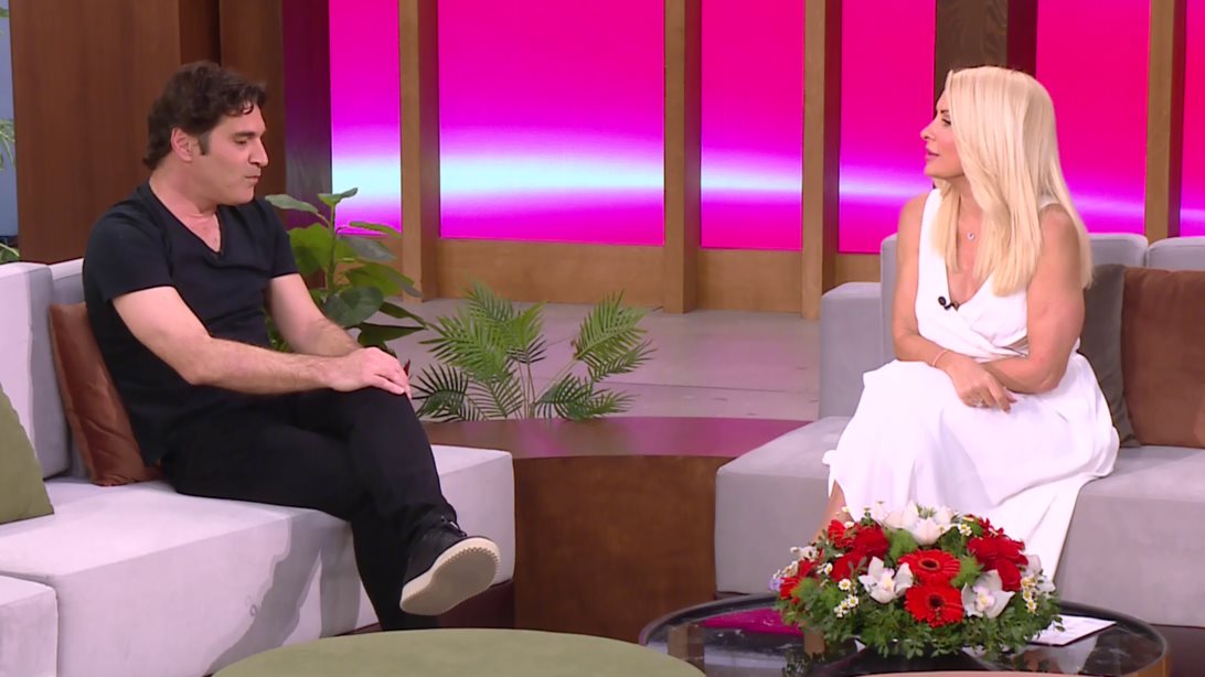 Όταν η Ελένη Μενεγάκη συνάντησε τον Χριστόφορο Παπακαλιάτη: "Είσαι ακόμη ο νεαρός γκομενάκος"