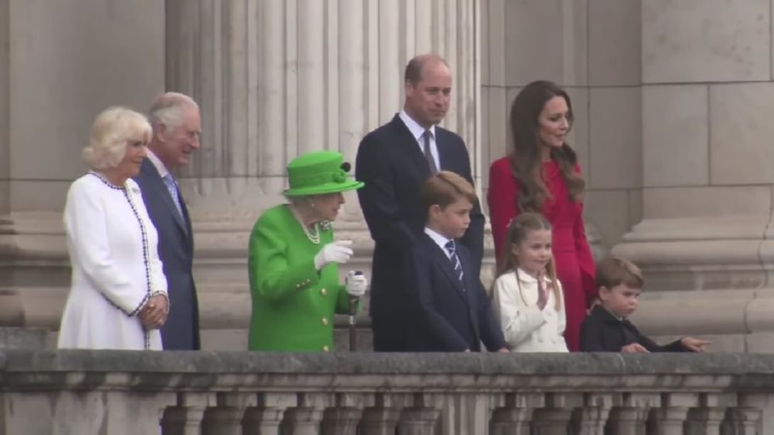 H παρέλαση του Πλατινένιου Ιωβηλαίου | Το ολόγραμμα της βασίλισσας Ελισάβετ και η εμφάνιση στο μπαλκόνι του Buckingham