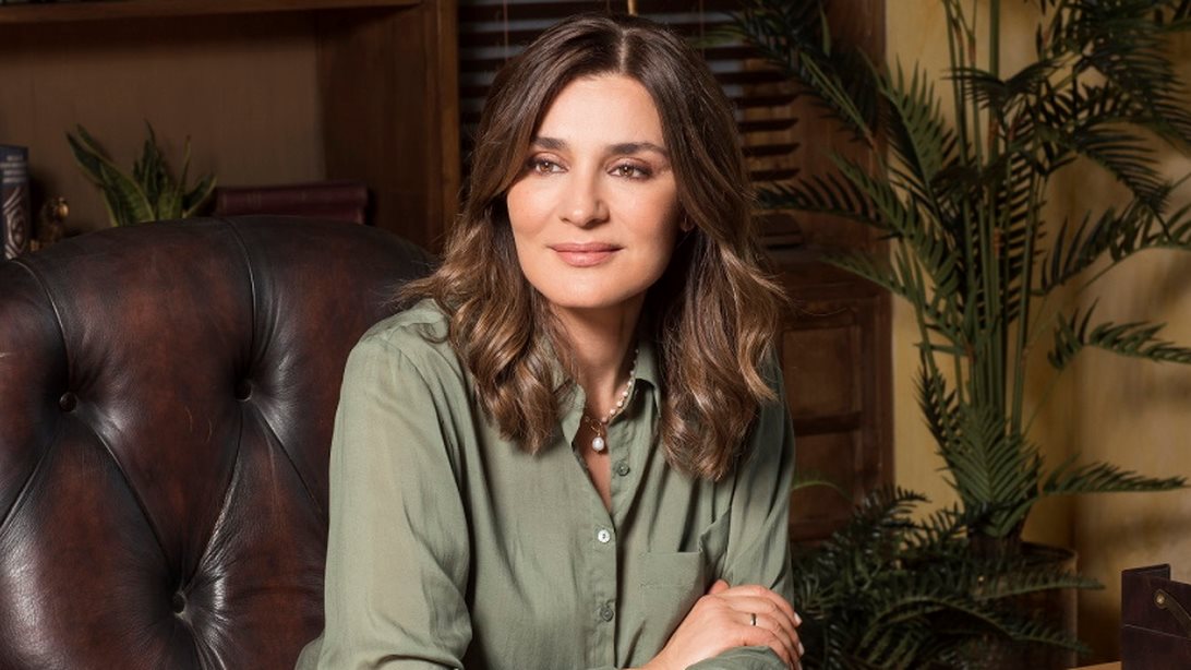 Η Μαρία Ναυπλιώτου φόρεσε το ιδανικό made in Greece πανωφόρι για τις βραδινές εξόδους