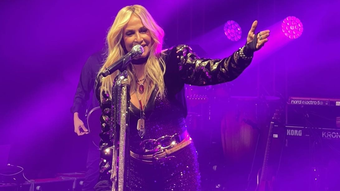 Η Άννα Βίσση τρόλαρε τους παίκτες του Ολυμπιακού που της πήγαν την κούπα με τον ύμνο του Παναθηναϊκού