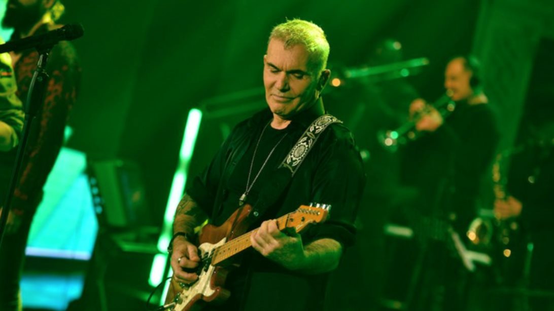 Σπίτι με το MEGA: Δείτε τον Στέλιο Ρόκκο να ερμηνεύει το "Σμαράγδια και Ρουμπίνια" στη σκηνή του Δημοτικού Θεάτρου Πειραιά