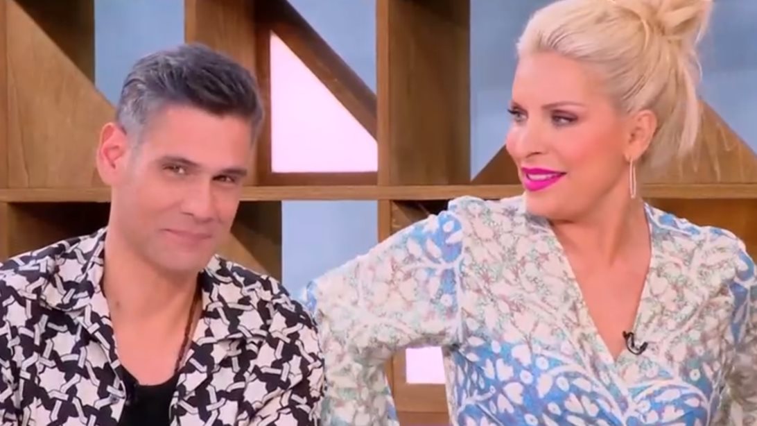 Η Ελένη Μενεγάκη αιφνιδίασε on air τον Δημήτρη Ουγγαρέζο: "Υπέγραψες βρε;"