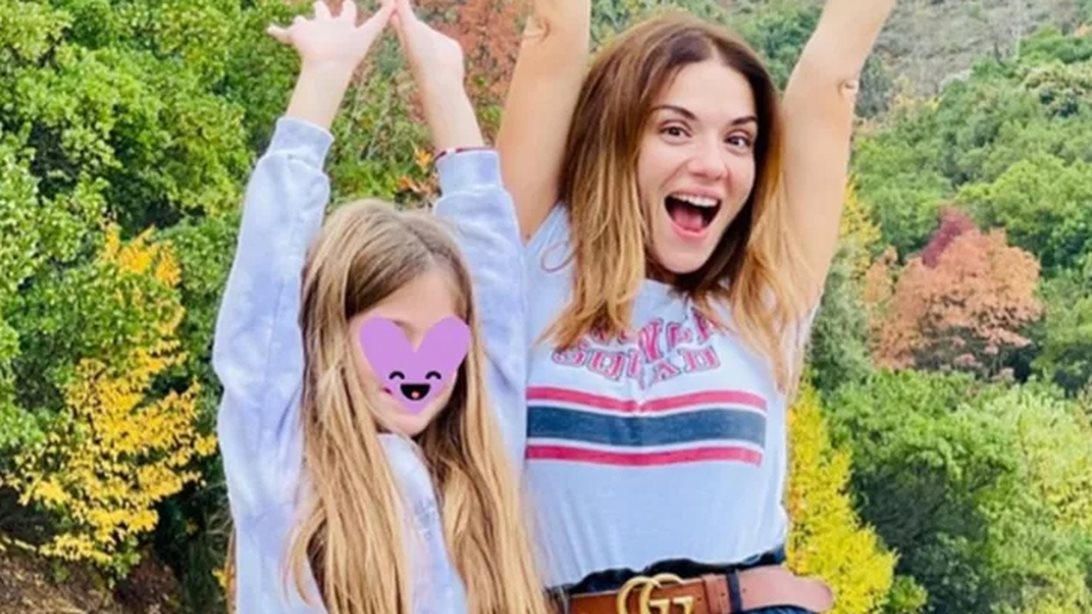 Η Βάσω Λασκαράκη χαλαρώνει στο κρεβάτι με την πανέμορφη Εύα της