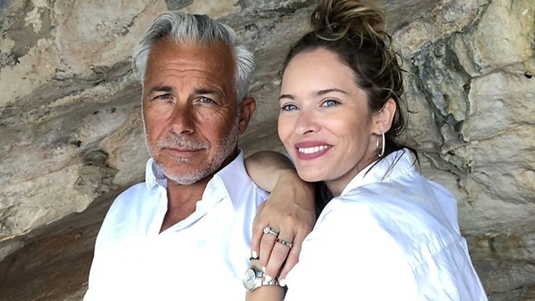 Η Ανίτα Μπραντ ποζάρει με τους τρεις γιους της στο σαλόνι του στολισμένου σπιτιού τους