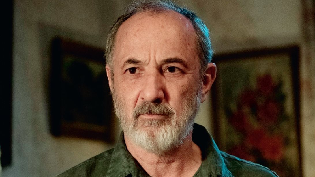 Ο Στέλιος Μάινας δίνει spoiler για τον Σασμό: "Μέσα στο οινοποιείο βρίσκεται κάτι που ενοχοποιεί τον Παύλο και καταλήγει στα σίδερα"