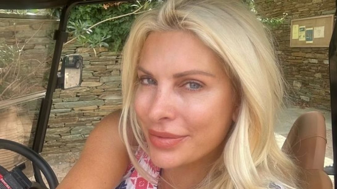 Η Ελένη Μενεγάκη ποζάρει πιο όμορφή από ποτέ και στέλνει το δικό της μήνυμα