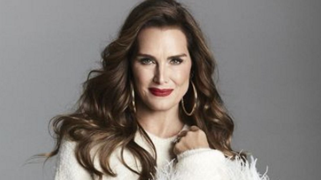 Μπρουκ Σιλντς: Η πανέμορφη τζίντζερ κόρη της πήγε στον χορό αποφοίτησης φορώντας το νυφικό της μαμάς της