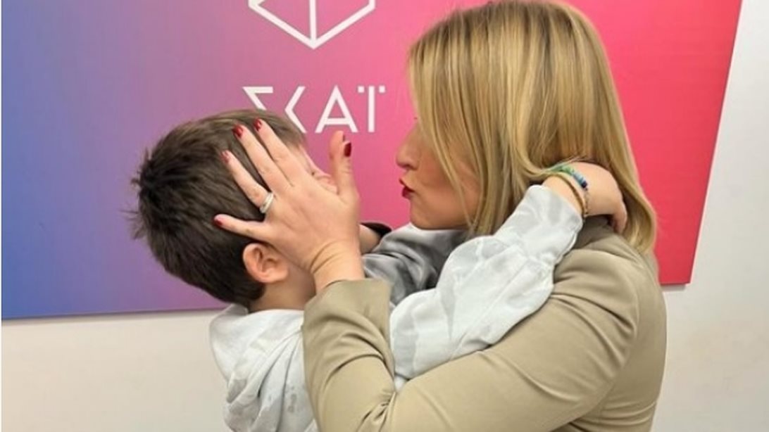 Η τρυφερή φωτογραφία του Δήμου Μπακογιάννη με τη μαμά του, Σία Κοσιώνη, για τα 7α γενέθλιά του