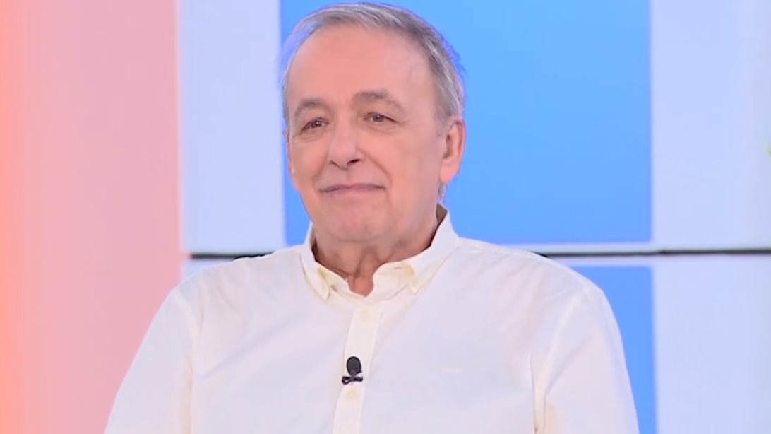 Η αποκάλυψη του Ανδρέα Μικρούτσικου: &quot;Ήμασταν όλοι με αμπέχονα και αυτή ήταν μανεκέν&quot;