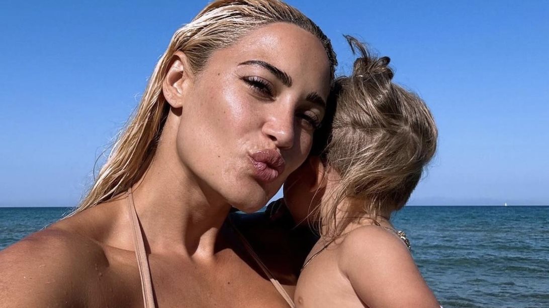 Διακοπές στην Αλβανία για την Ιωάννα Τούνη με τον γιο της - Οι βουτιές στις παραλίες και η βραδινή έξοδος