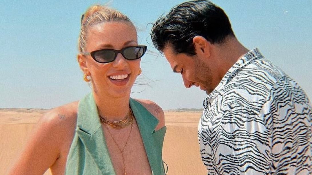 Full in love! Το τρυφερό φιλί της Γαρυφαλλιάς Καληφώνη με τoν Χρήστο Μάστορα σε κοινή θέα