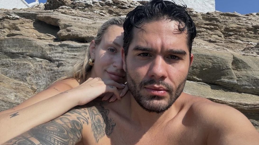 Χρήστος Μάστορας &amp; Γαρυφαλλιά Καληφώνη γιόρτασαν την επέτειο τους με βραδινό μπάνιο στη Σίφνο