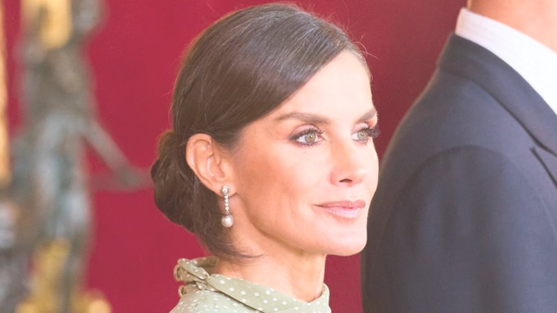 Τα ugly shoes της Λετίσια που κατέστρεψαν το στιλ της: Η εμφάνιση στο παλάτι με περίεργες μπαλαρίνες σε σχήμα πατούσας