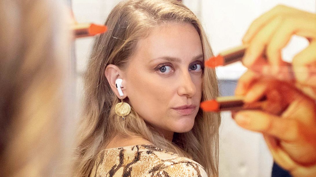 Η Λένα Δροσάκη με μαύρο καρέ | Το look που την έκανε πραγματικά αγνώριστη