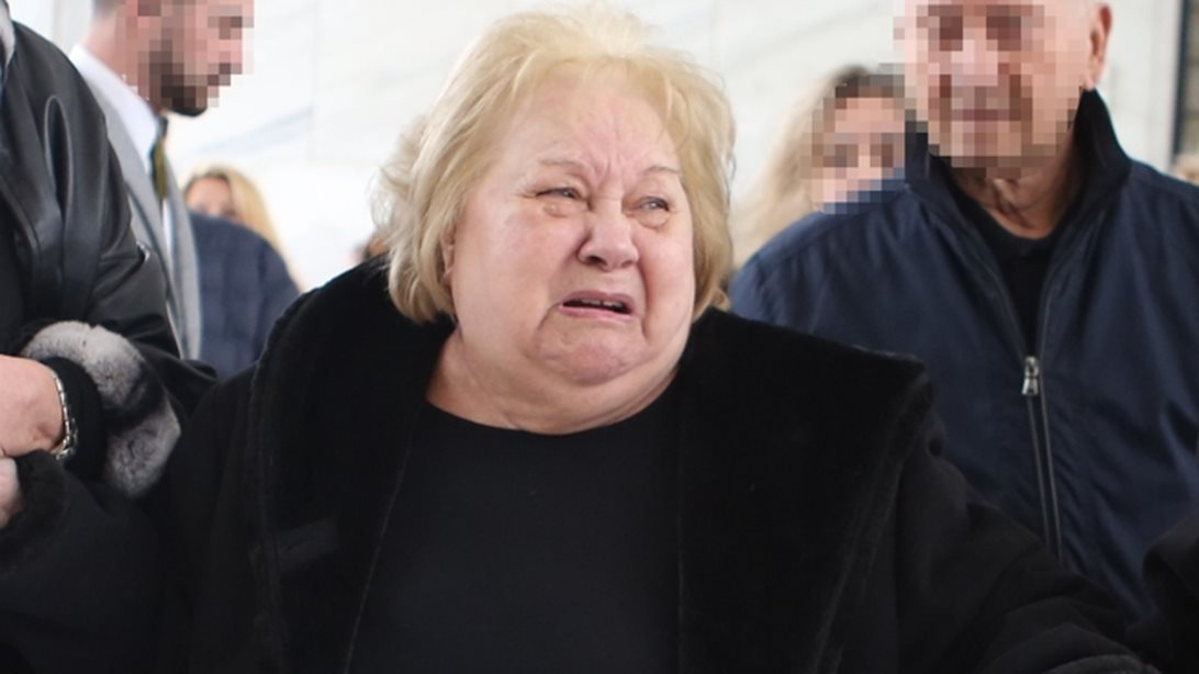 Σπάραξε η μητέρα του Ιάσονα Τριανταφυλλίδη στο "τελευταίο αντίο"