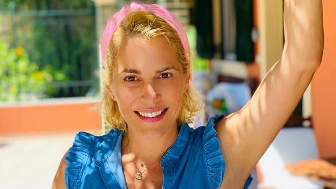 Η Τζένη Μπότση απαθανατίζει την 5χρονη κόρη της να κάνει surf στην Ικαρία