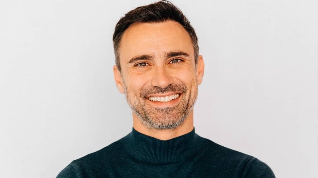 Ο Γιώργος Καπουτζίδης μας δείχνει τη μοναδική θέα από την βεράντα του στην Αίγινα