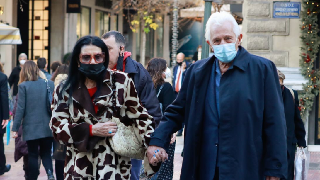 H Ζωζώ Σαπουντζάκη με τον σύντροφό της σε σπάνια καθημερινά στιγμιότυπα