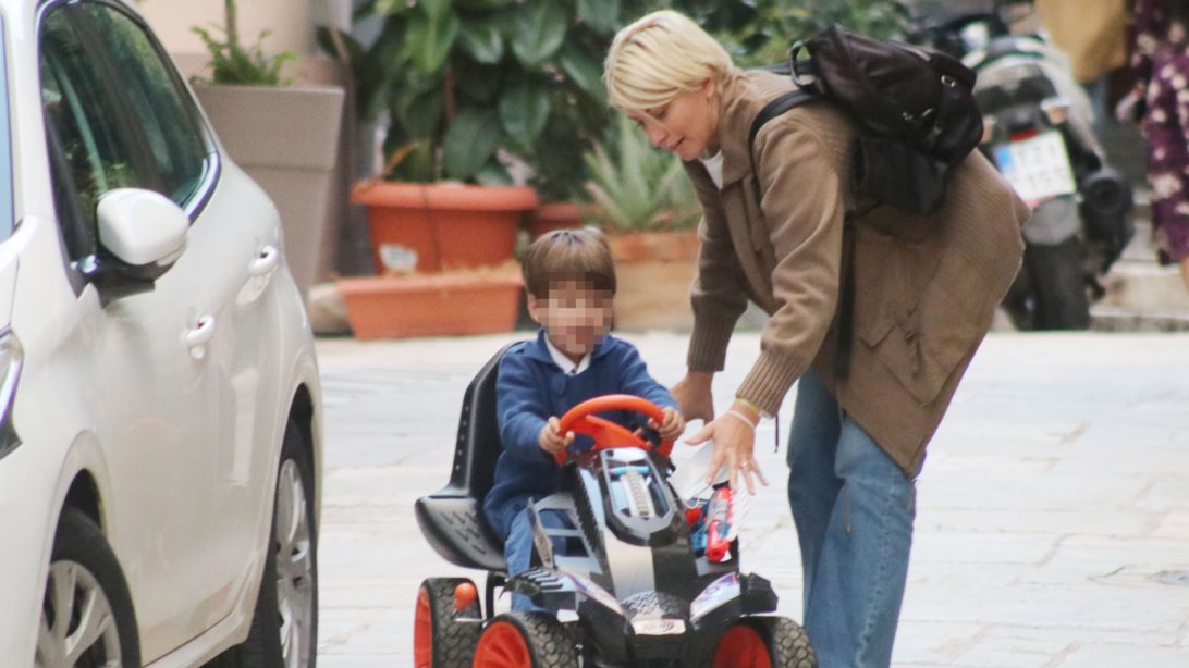 Σία Κοσιώνη | Χαλαρή βόλτα με τον γιο της