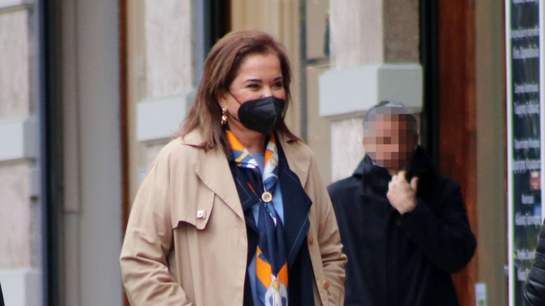 Η Ντόρα Μπακογιάννη πιο εντυπωσιακή από ποτέ σε χαλαρές στιγμές στο κέντρο της Αθήνας