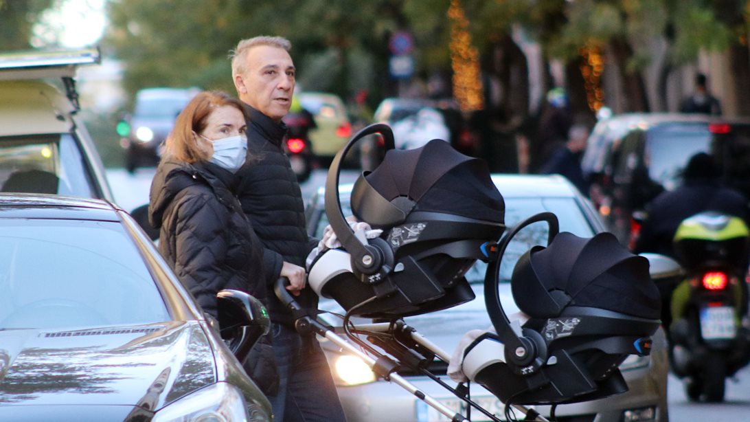 Ο Μίνως Μάτσας σε καθημερινές στιγμές με τα δίδυμα στο κέντρο της Αθήνας