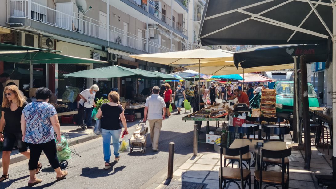 Αγίου Πνεύματος: Τι ισχύει για καταστήματα, σούπερ μάρκετ, φαρμακεία, τράπεζες