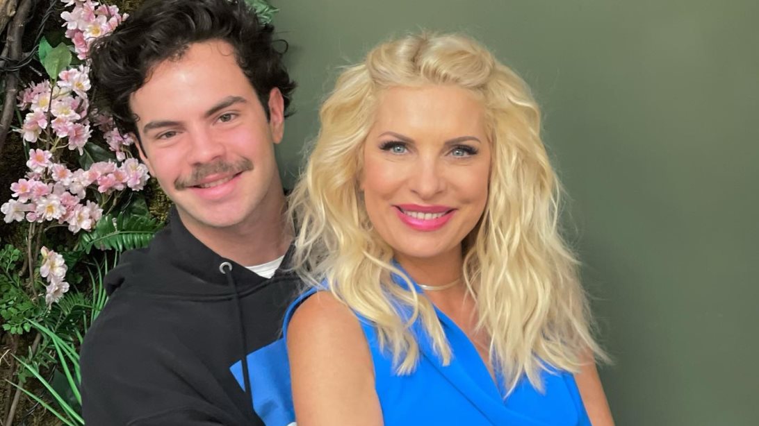 Η Ελένη Μενεγάκη έστειλε τις ευχές της στον γιο της Άγγελο on air | Δείτε το βίντεο