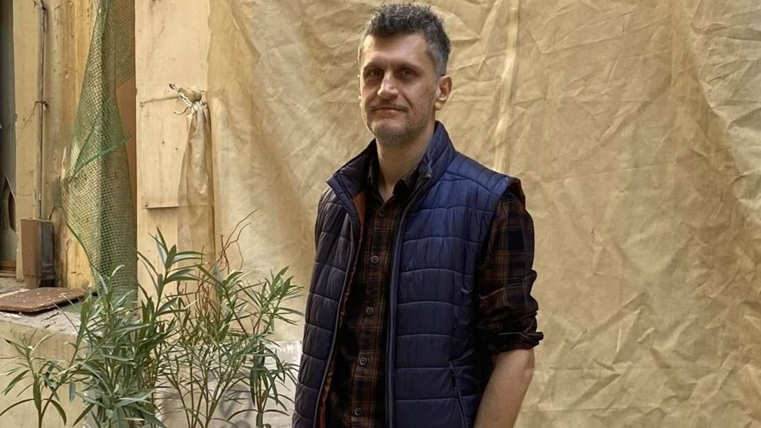 Ο Κώστας Πράπογλου μάς απαντά πώς είναι να μιλά όλη η Αθήνα για την έκθεση Wanderlust / all passports