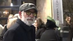 "Εισαι καλα παιδι μου;": Ενοχλημενος ο Φιλιππιδης με δημοσιογραφο σε βραδινη του εξοδο -Η αντιδραση του [βιντεο]